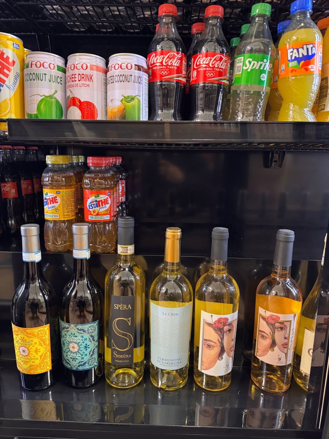 Frigo con vini e bibite in vendita